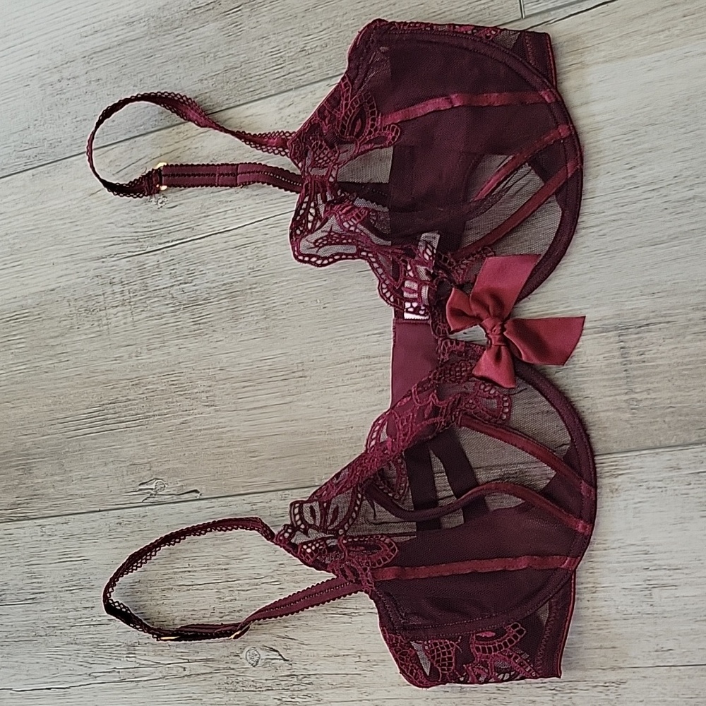 Victoria's Secret Very Sexy Unlined Plunge Caged Lace Bra 36 DD Maroon